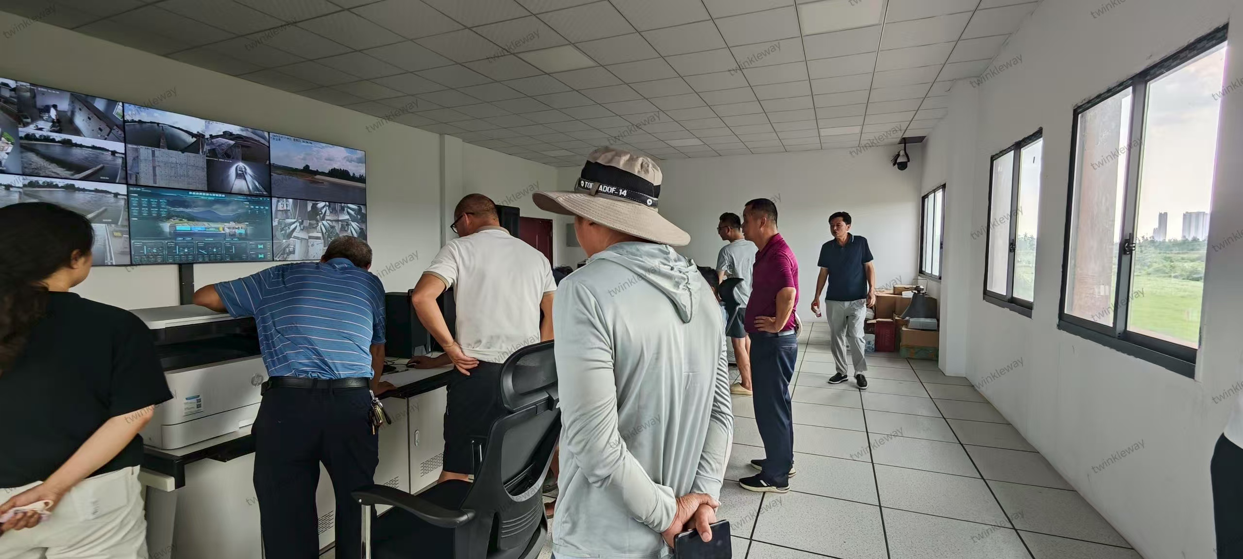 临澧水利局领导体验清水水闸信息化建设项目