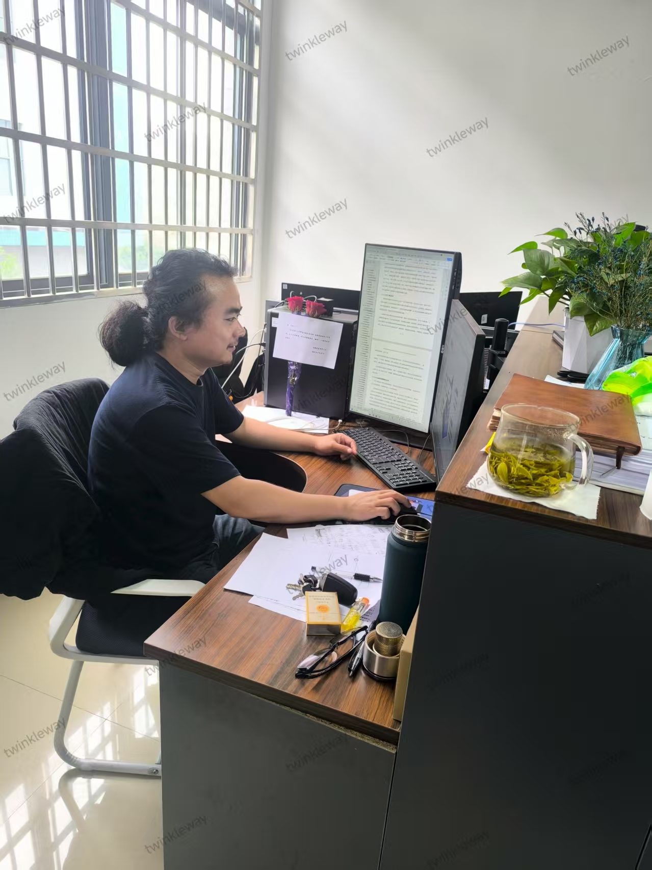 曲微科技520特别活动：玫瑰传情，共筑温暖团队