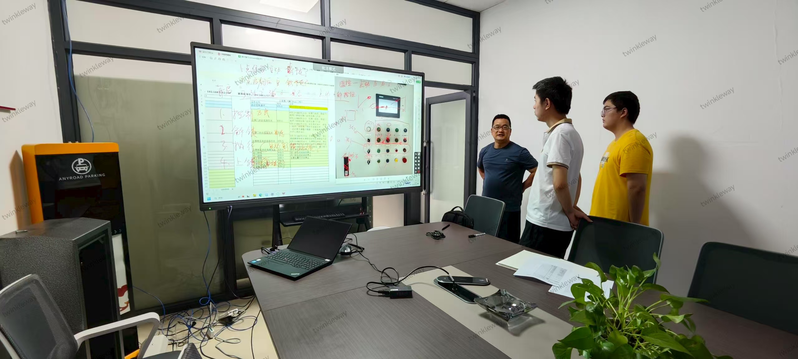 凝心聚力攻关键！曲微科技团队研讨临澧清水水闸控制柜安装工作