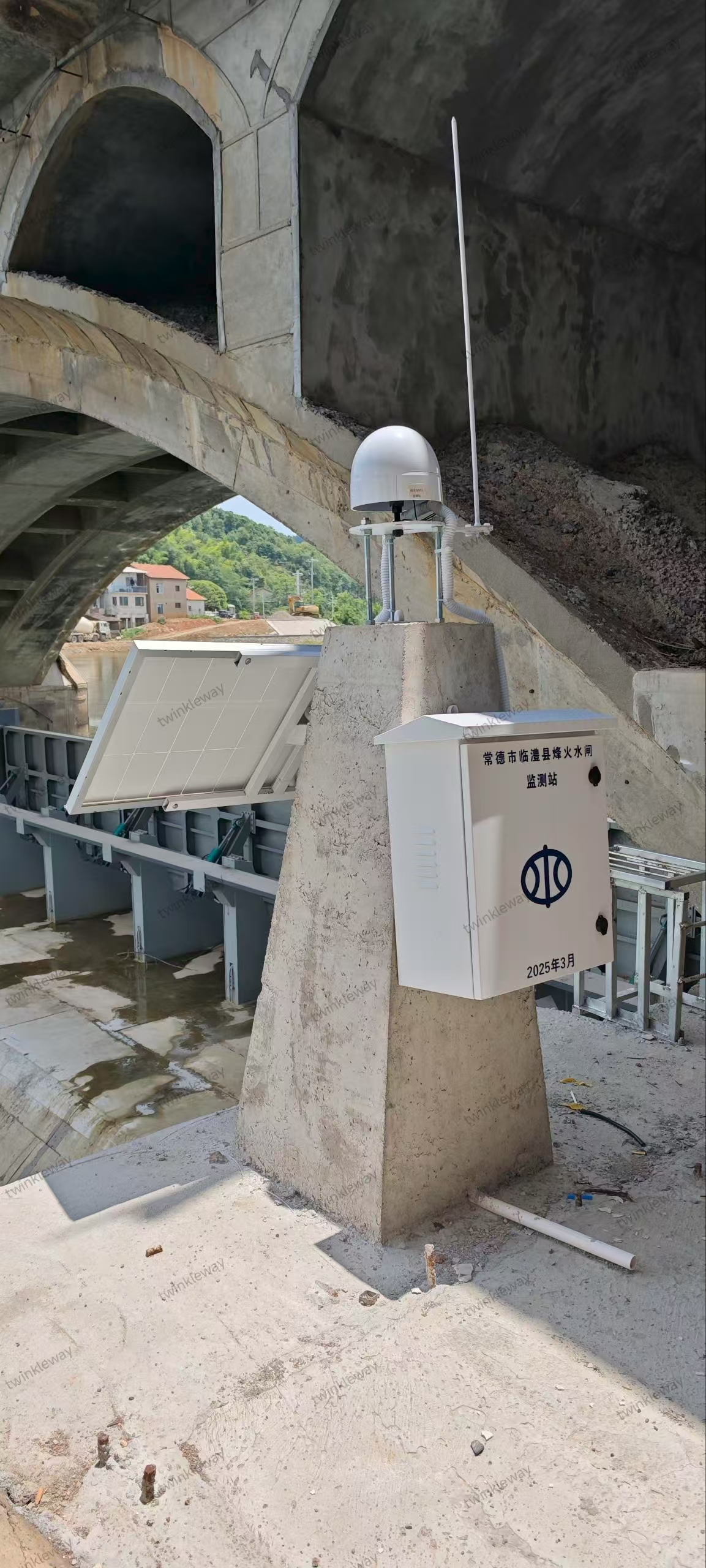 临澧烽火水闸位移监测站安装完毕 智慧水利再添新翼